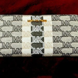 Brand new Michael Kors jet set travel continental wallet